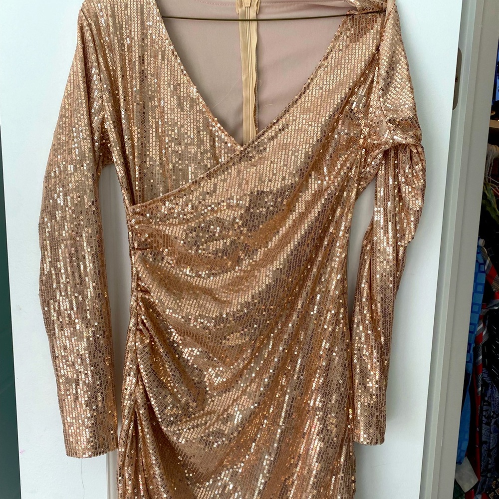 Sequence fitted dress, long sleeve , Knee length perfect for holiday